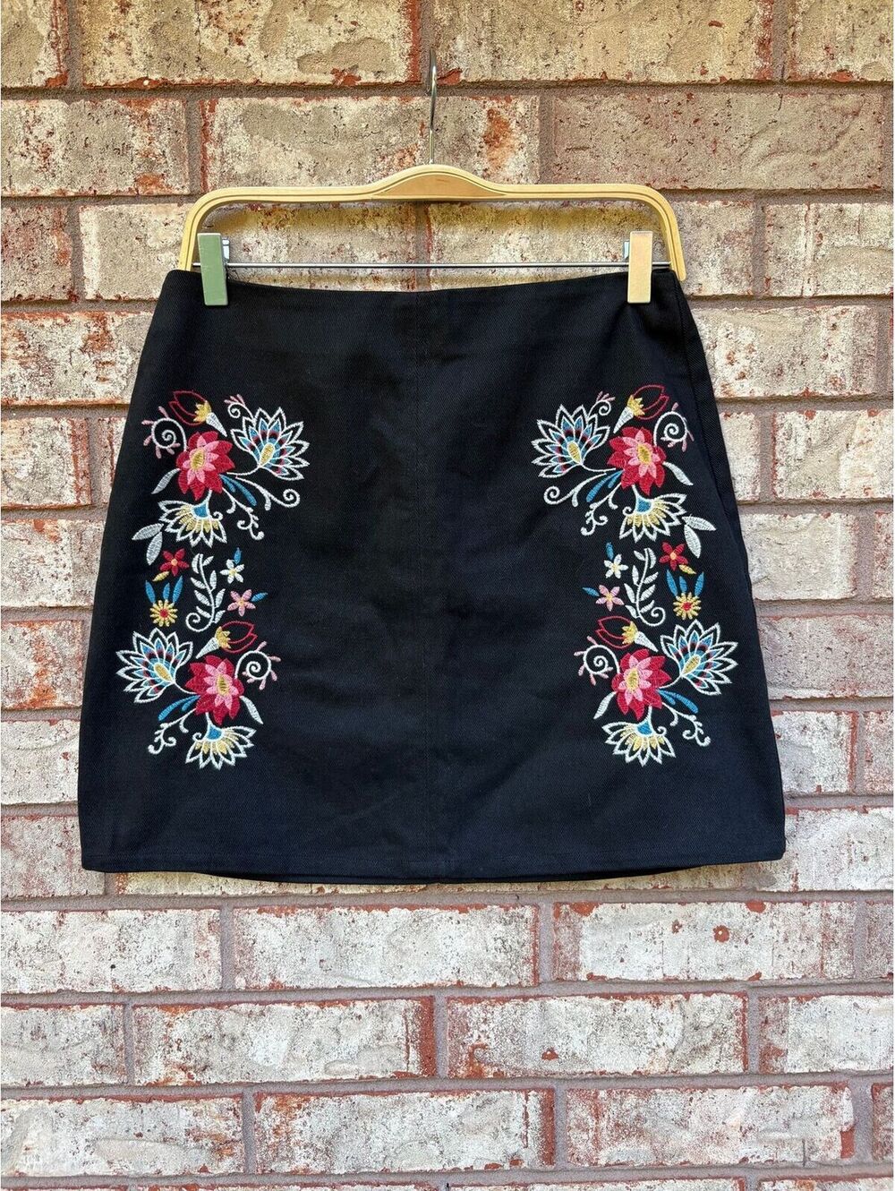 Mi Ami Womens Black Floral Embroidered skirt size M